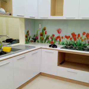 Mẫu kính ốp bếp hình hoa tulip