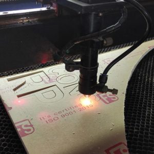 Máy cắt mica bằng tia laser